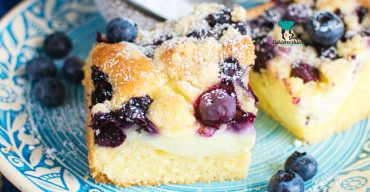 Puszyste ciasto z budyniem, borówkami i kruszonką