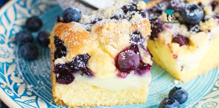 Puszyste ciasto z budyniem, borówkami i kruszonką