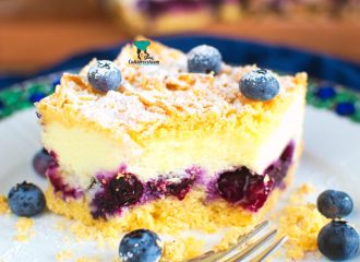 Kruche ciasto z sernikową pianką i borówkami