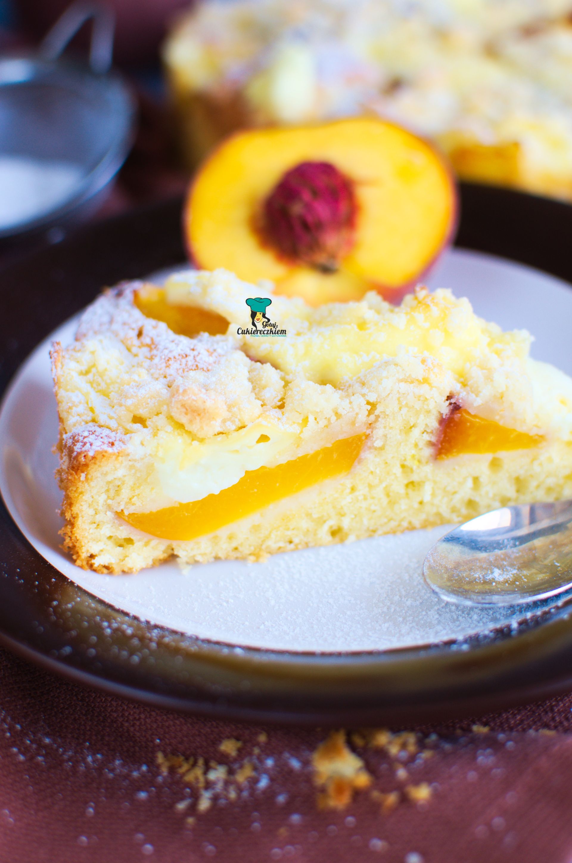 Puszyste ciasto z budyniem, brzoskwiniami i kruszonką
