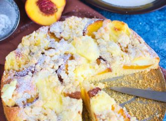 Puszyste ciasto z budyniem, brzoskwiniami i kruszonką