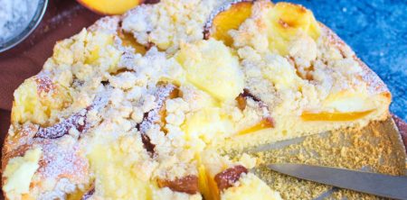 Puszyste ciasto z budyniem, brzoskwiniami i kruszonką