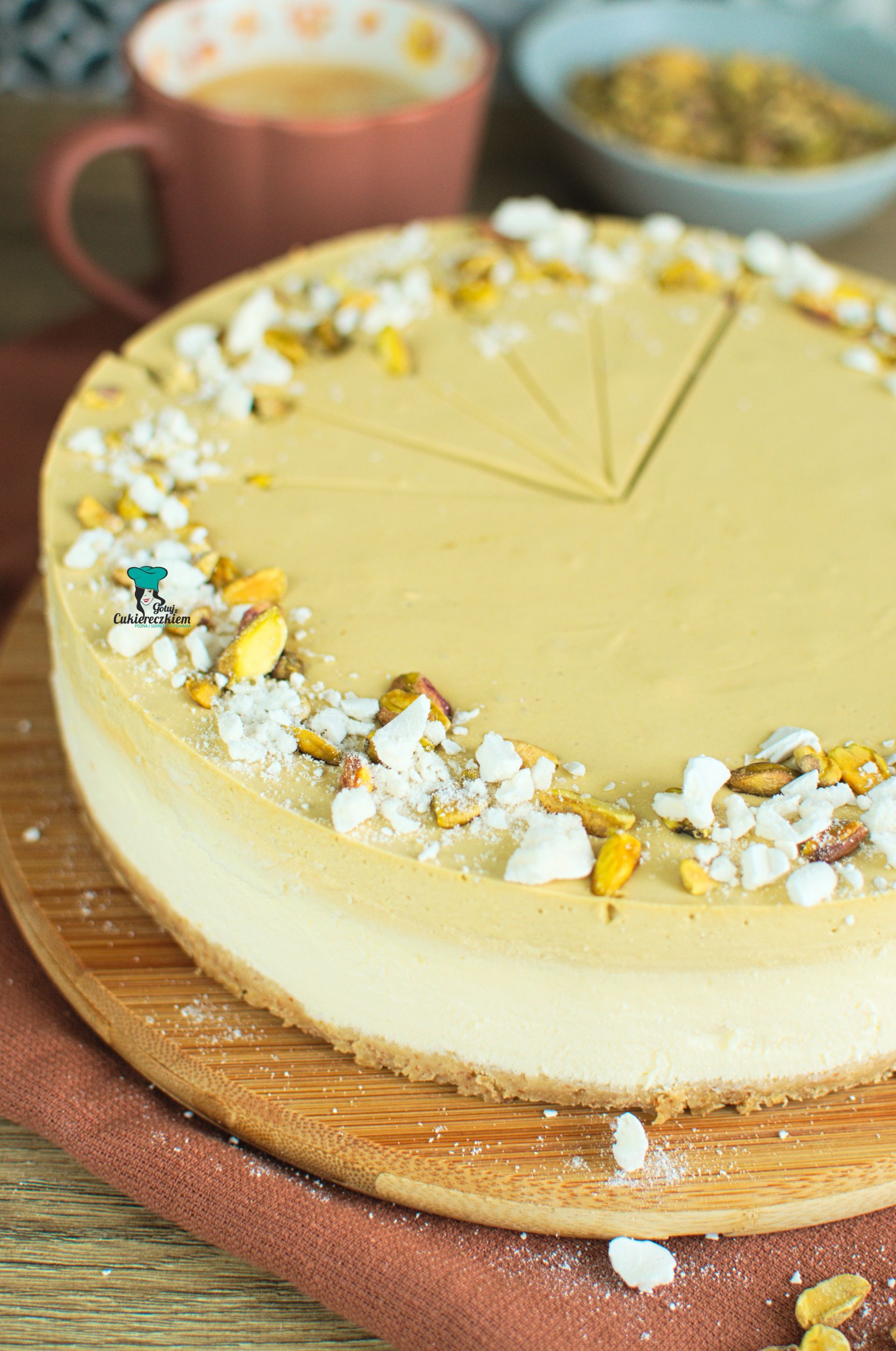 Sernik z musem z kremu pistacjowego