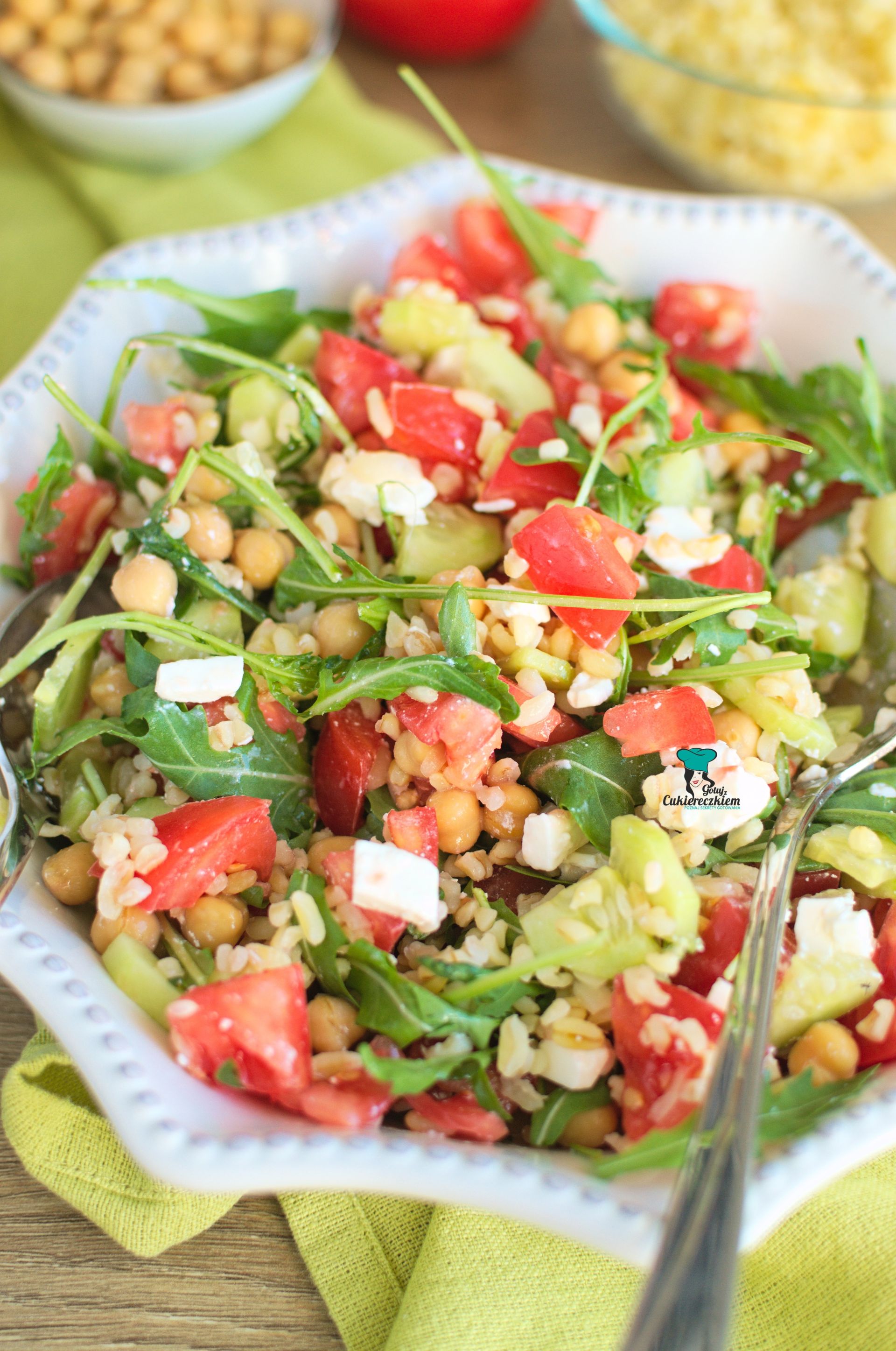 Sałatka z kaszą bulgur, cieciorką i fetą