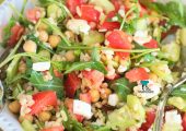 Sałatka z kaszą bulgur, cieciorką i fetą