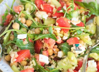 Sałatka z kaszą bulgur, cieciorką i fetą