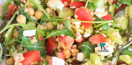 Sałatka z kaszą bulgur, cieciorką i fetą