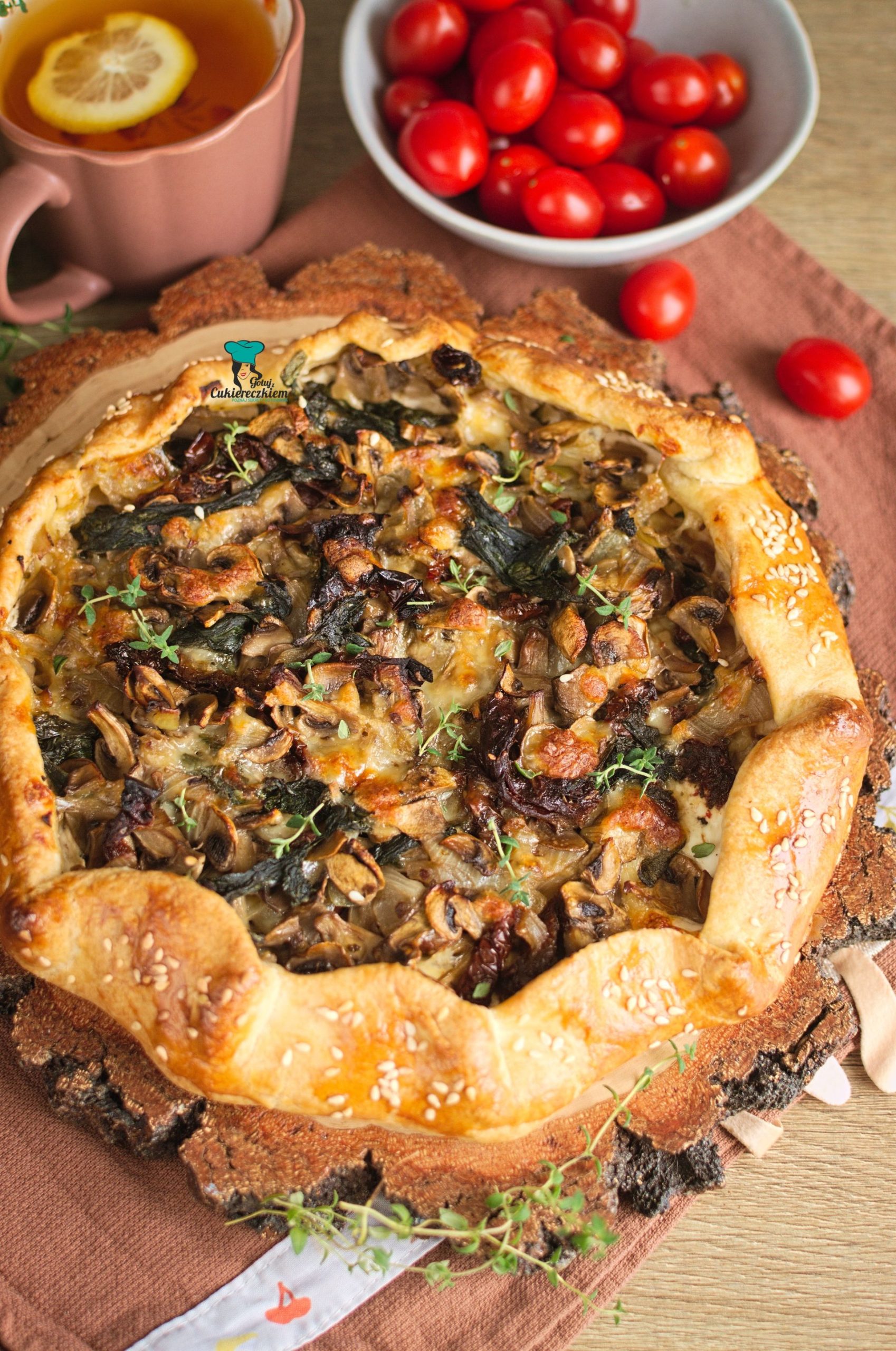 Tarta rustykalna z pieczarkami, suszonymi pomidorami i szpinakiem