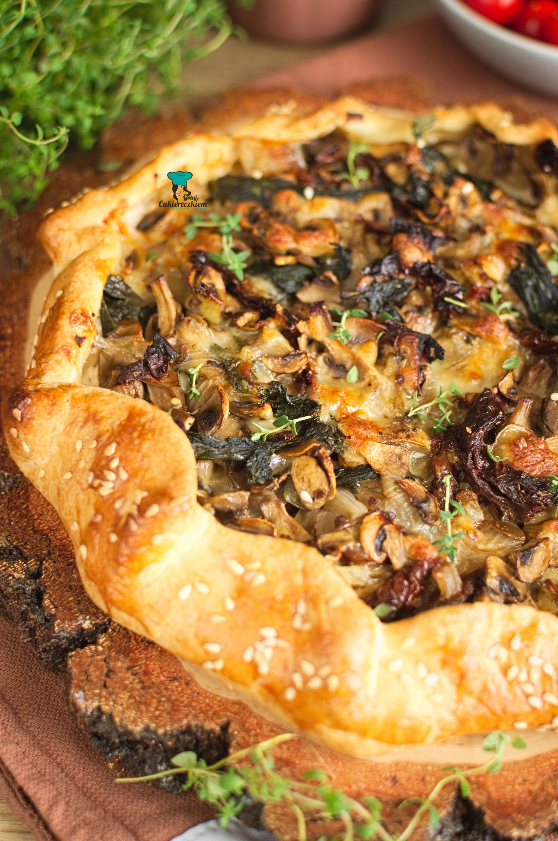 Tarta rustykalna z pieczarkami, suszonymi pomidorami i szpinakiem