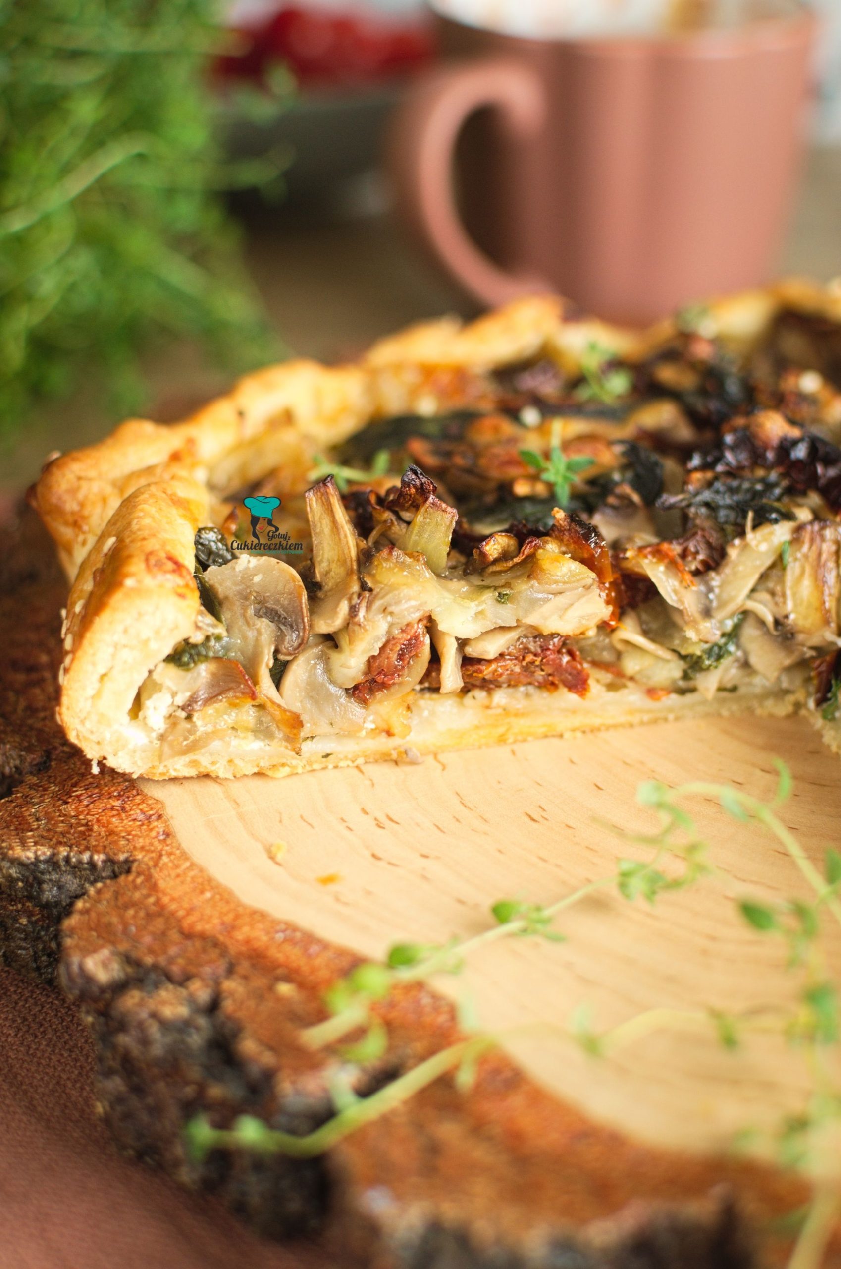 Tarta rustykalna z pieczarkami, suszonymi pomidorami i szpinakiem