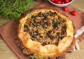 Tarta rustykalna z pieczarkami, suszonymi pomidorami i szpinakiem