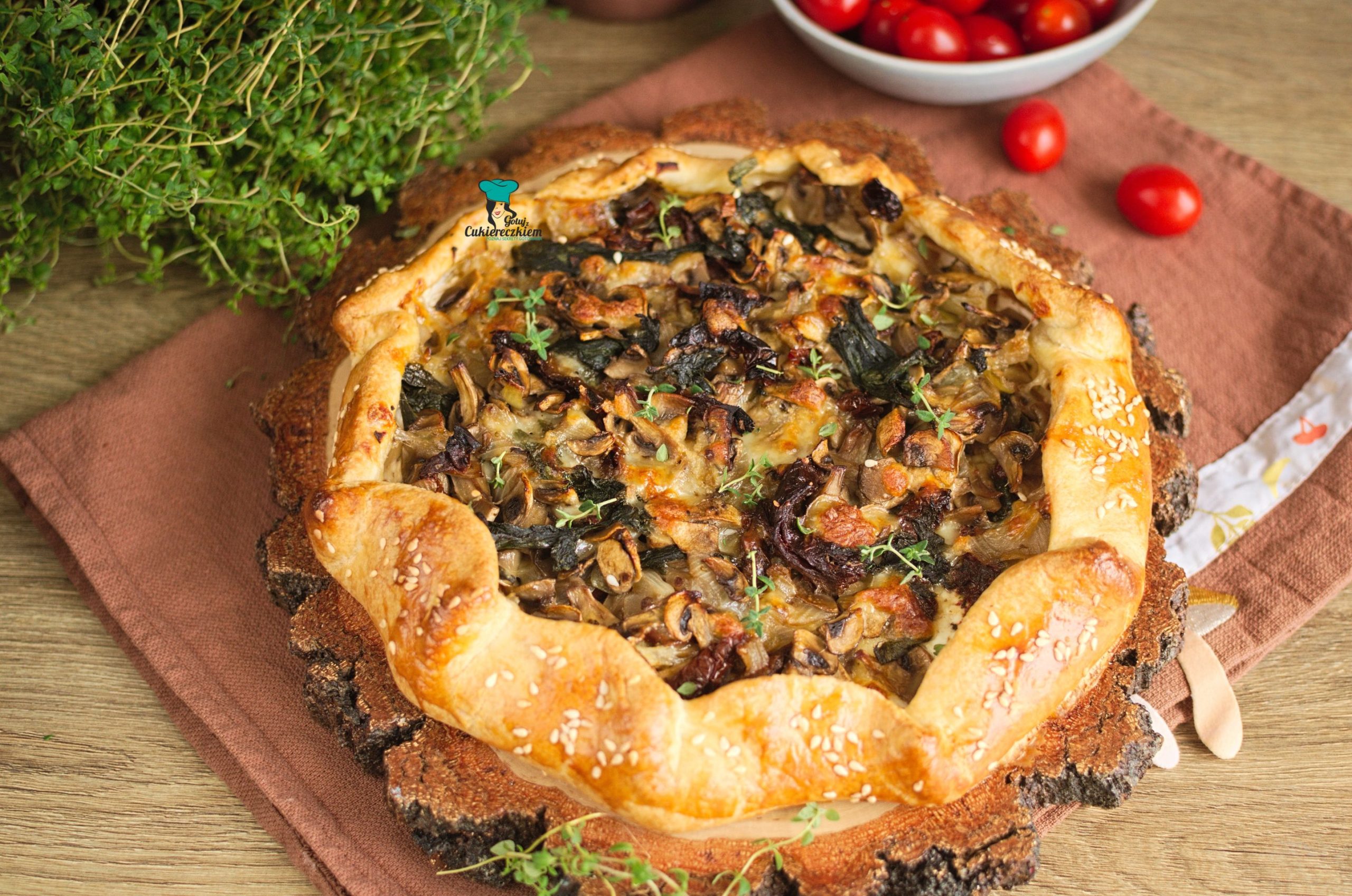 Tarta rustykalna z pieczarkami, suszonymi pomidorami i szpinakiem