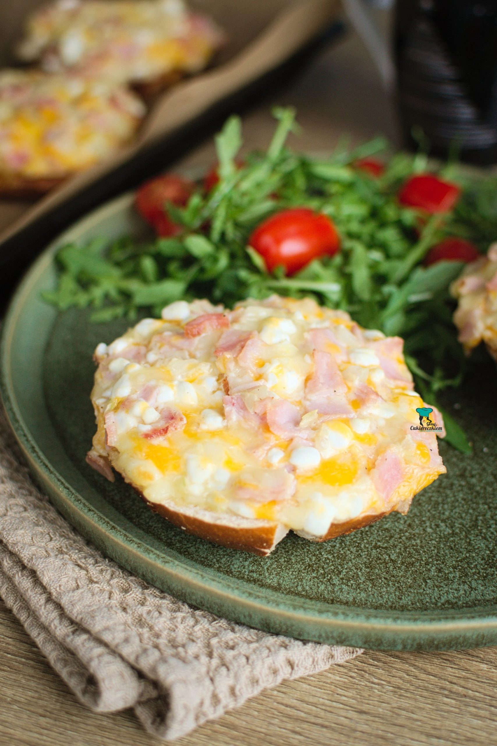 Zapiekane bułeczki z szynką i serkiem wiejskim