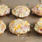 Zapiekane bułeczki z szynką i serkiem wiejskim