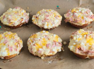 Zapiekane bułeczki z szynką i serkiem wiejskim