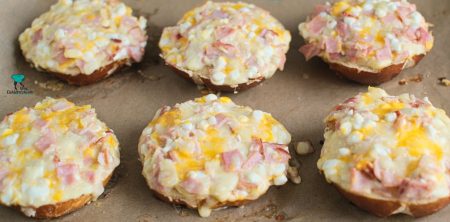 Zapiekane bułeczki z szynką i serkiem wiejskim