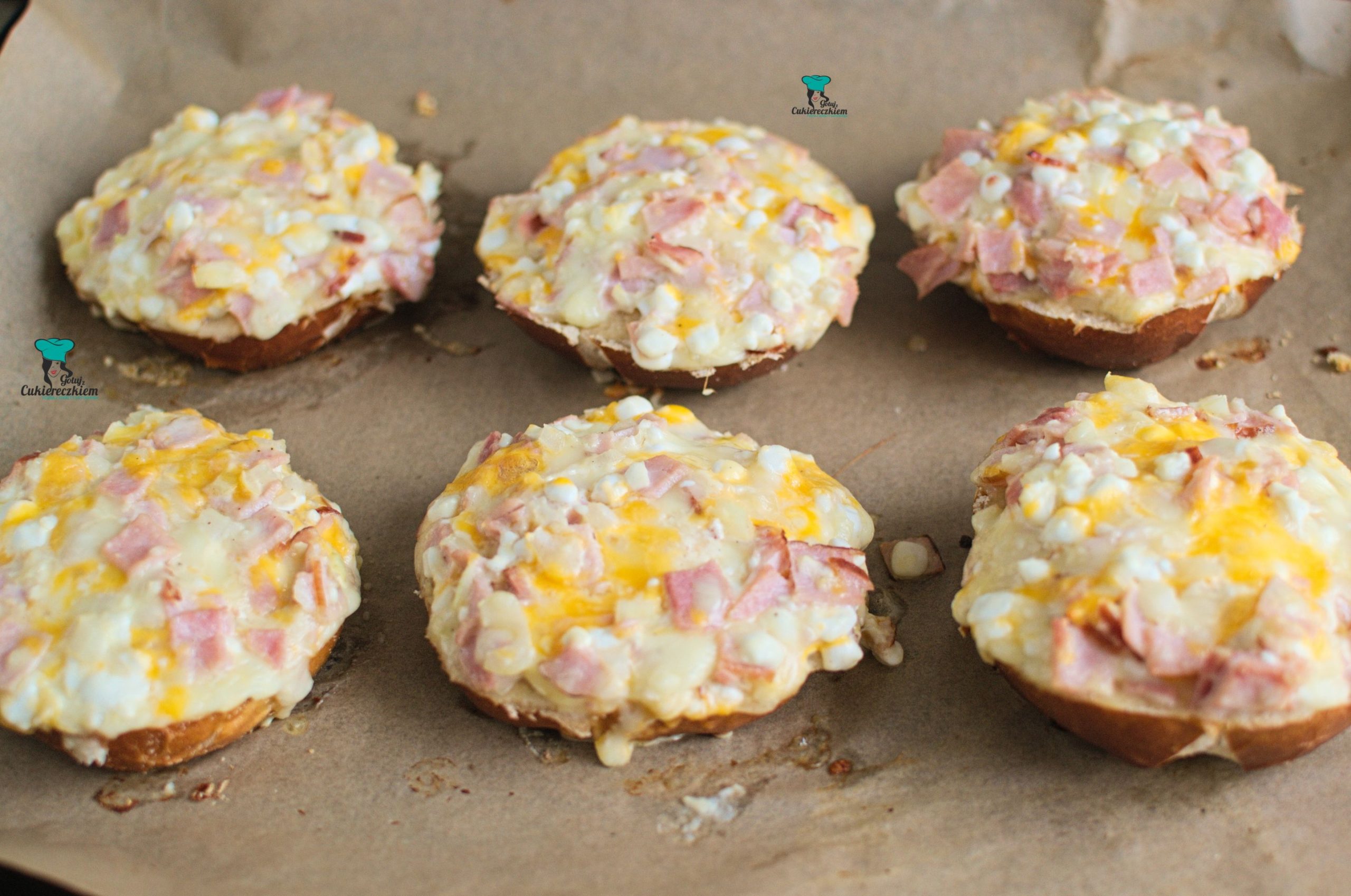 Zapiekane bułeczki z szynką i serkiem wiejskim