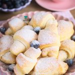 Drożdżowe rogaliki jogurtowe