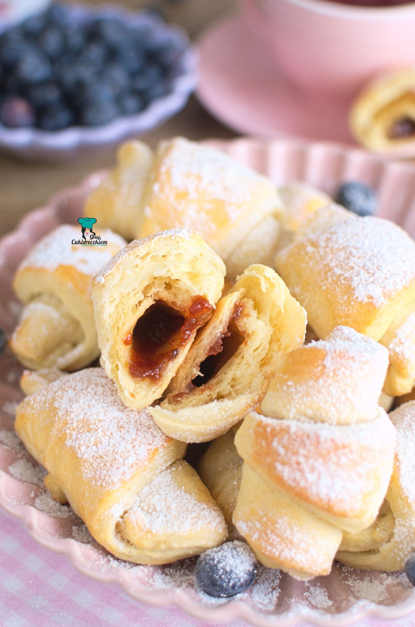 Drożdżowe rogaliki jogurtowe