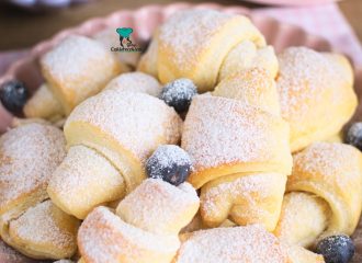 Drożdżowe rogaliki jogurtowe