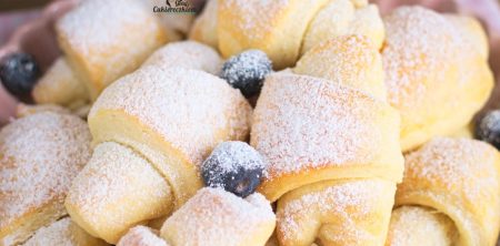 Drożdżowe rogaliki jogurtowe