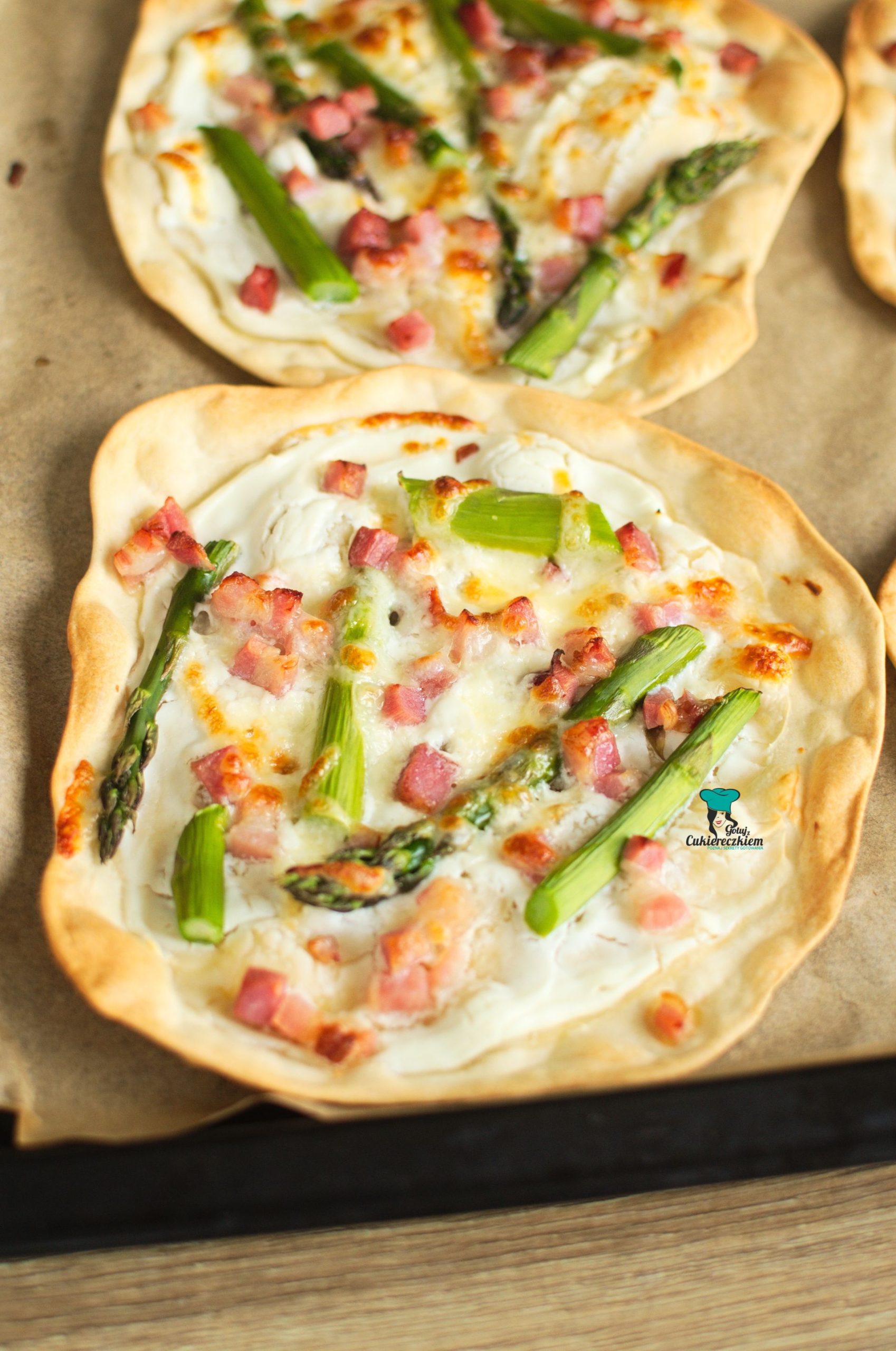 Podpłomyki ze szparagami i boczkiem