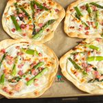 Podpłomyki ze szparagami i boczkiem