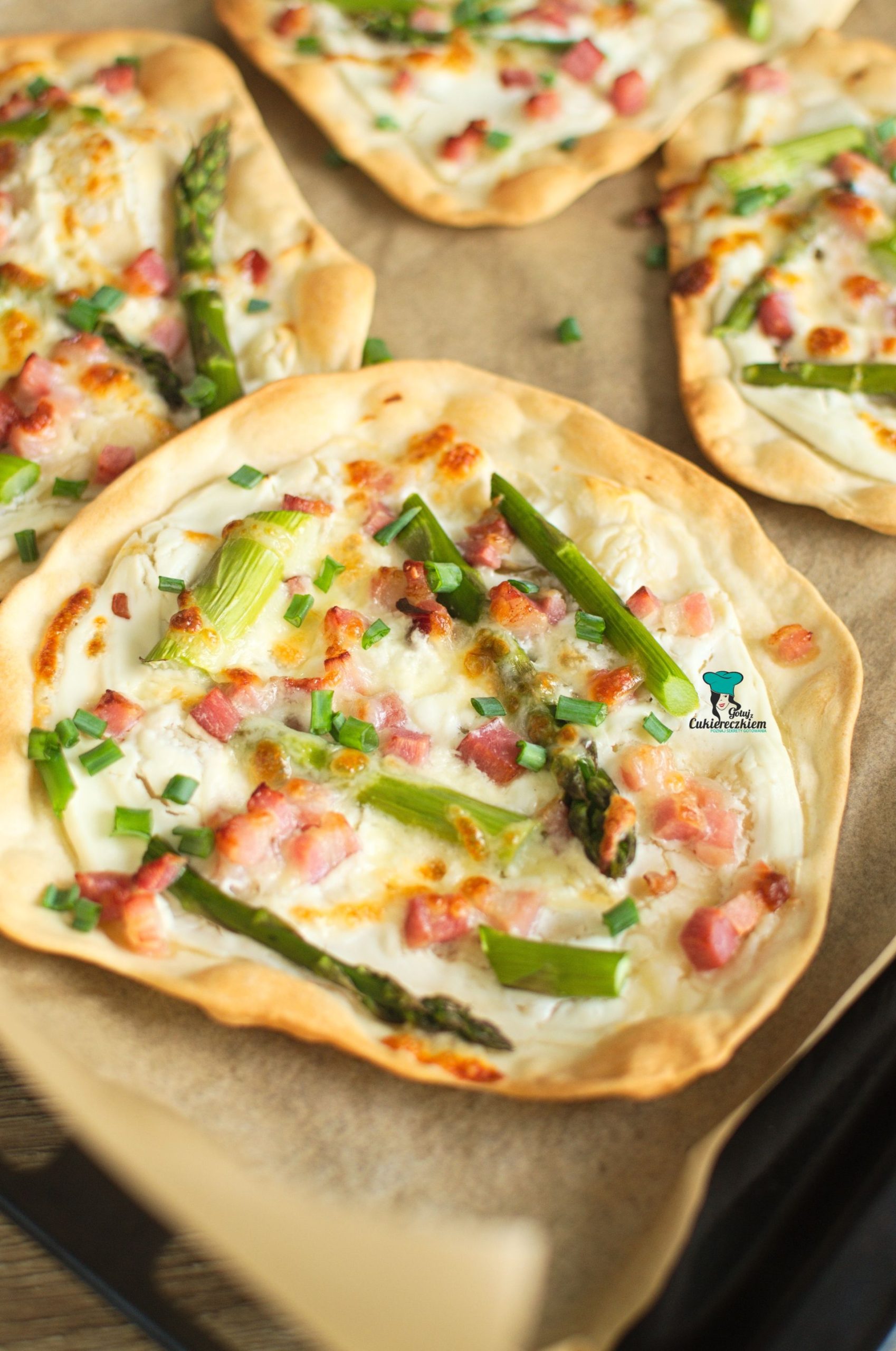 Podpłomyki ze szparagami i boczkiem