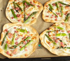 Podpłomyki ze szparagami i boczkiem