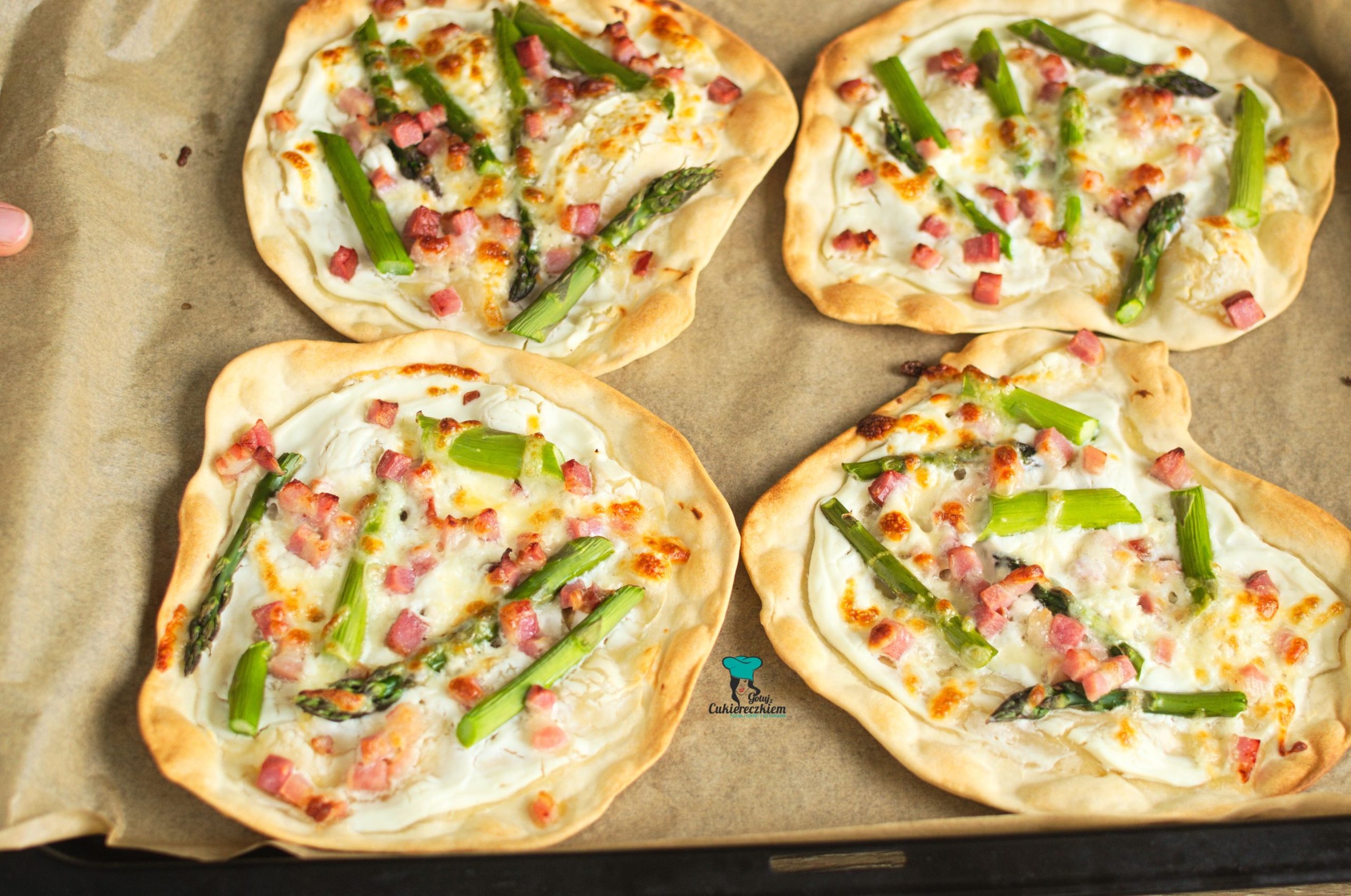 Podpłomyki ze szparagami i boczkiem