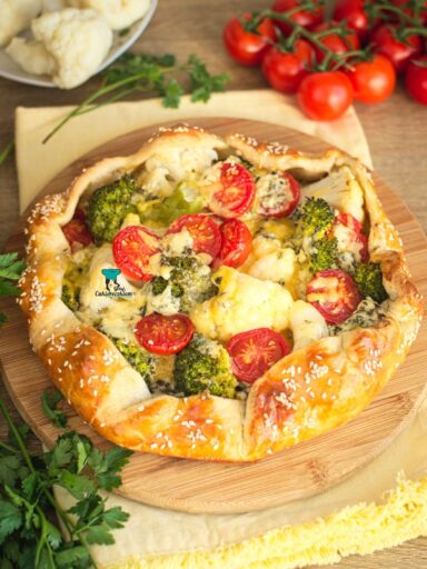 Tarta rustykalna z brokułem, kalafiorem i serem pleśniowym