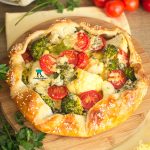 Tarta rustykalna z brokułem, kalafiorem i serem pleśniowym