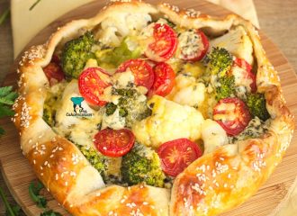 Tarta rustykalna z brokułem, kalafiorem i serem pleśniowym