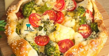 Tarta rustykalna z brokułem, kalafiorem i serem pleśniowym