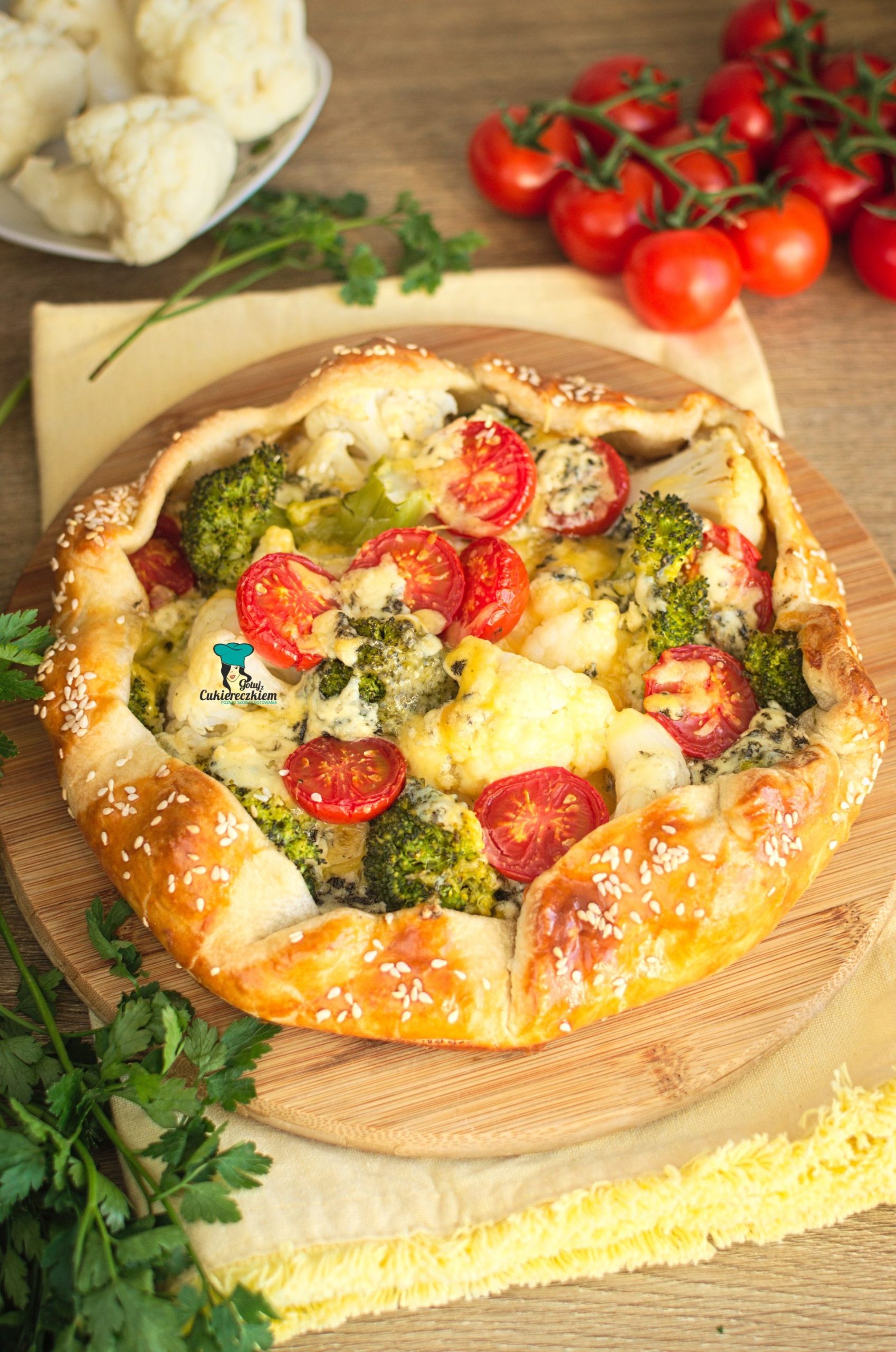 Tarta rustykalna z brokułem, kalafiorem i serem pleśniowym