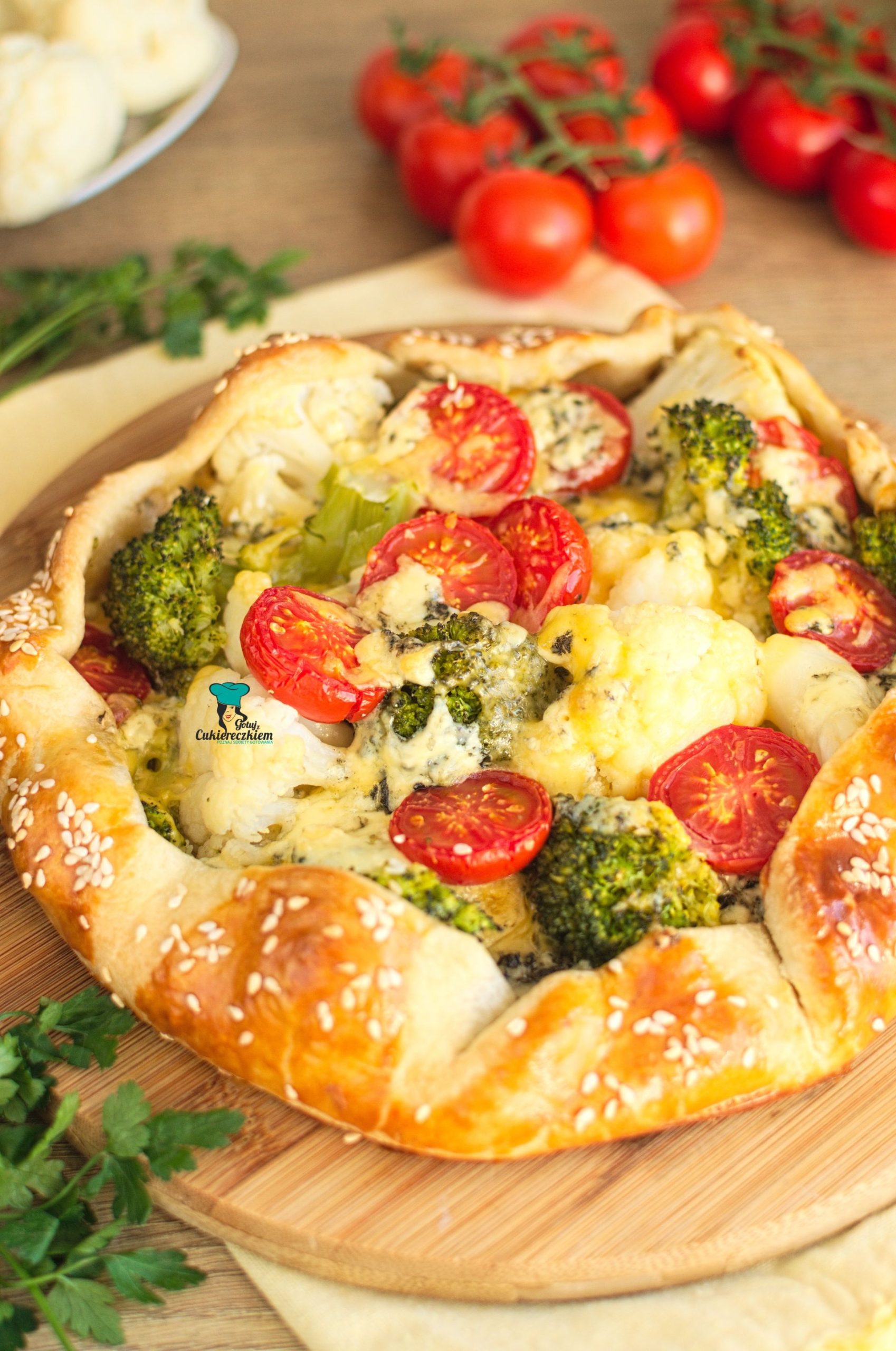 Tarta rustykalna z brokułem, kalafiorem i serem pleśniowym