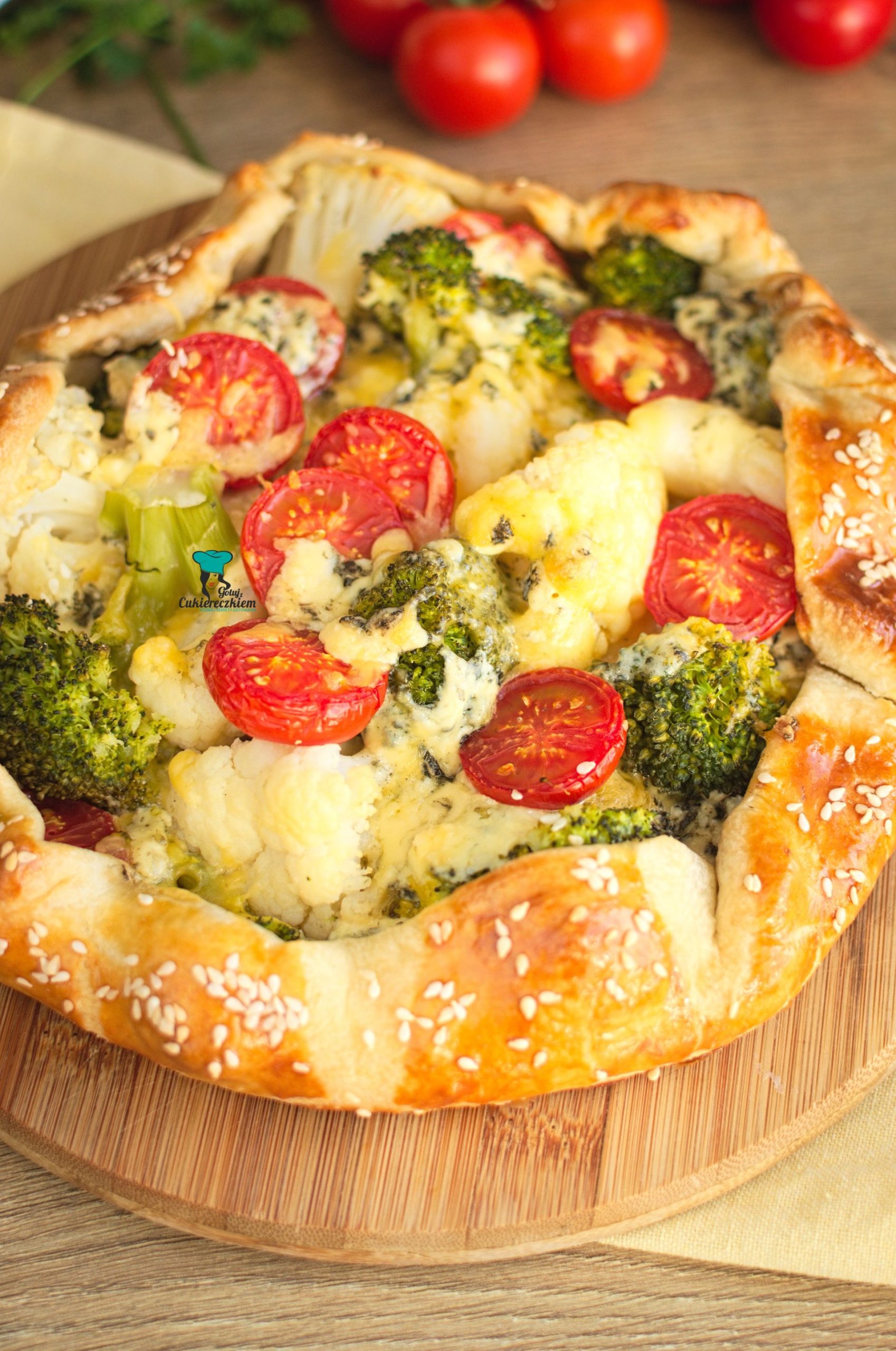 Tarta rustykalna z brokułem, kalafiorem i serem pleśniowym