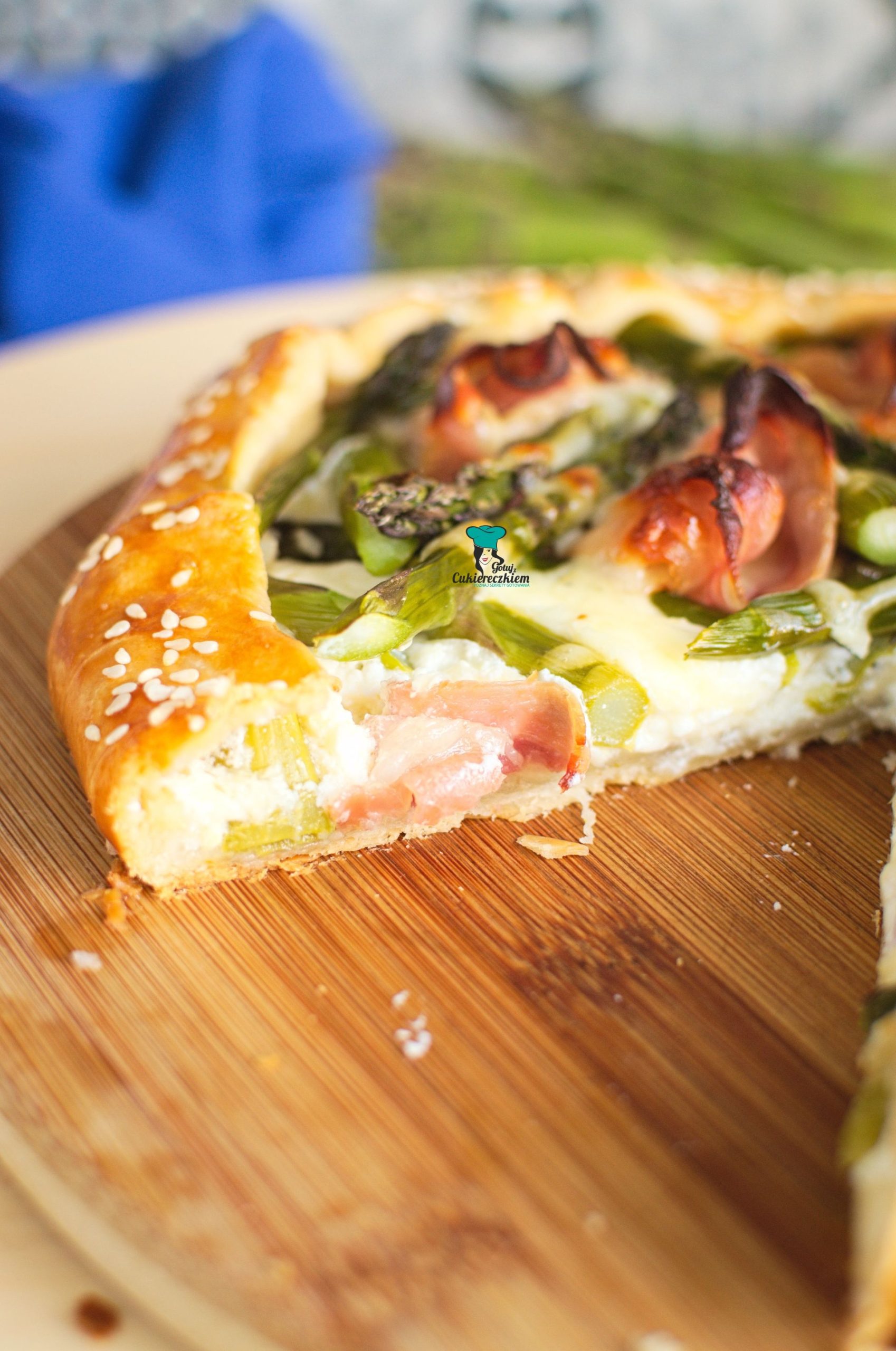 Tarta rustykalna ze szparagami i boczkiem