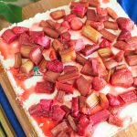 Kruche maślane ciasto z pieczonym rabarbarem i mascarpone