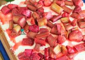 Kruche maślane ciasto z pieczonym rabarbarem i mascarpone