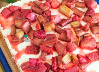 Kruche maślane ciasto z pieczonym rabarbarem i mascarpone