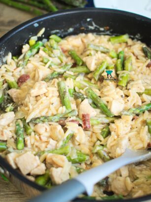 Makaron orzo ze szparagami i kurczakiem
