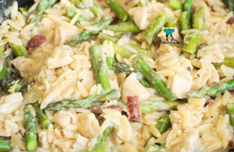 Makaron orzo ze szparagami i kurczakiem