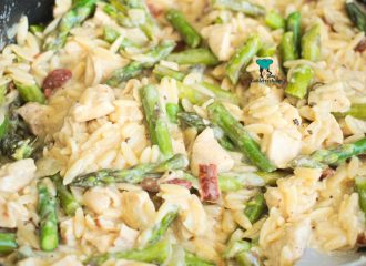 Makaron orzo ze szparagami i kurczakiem