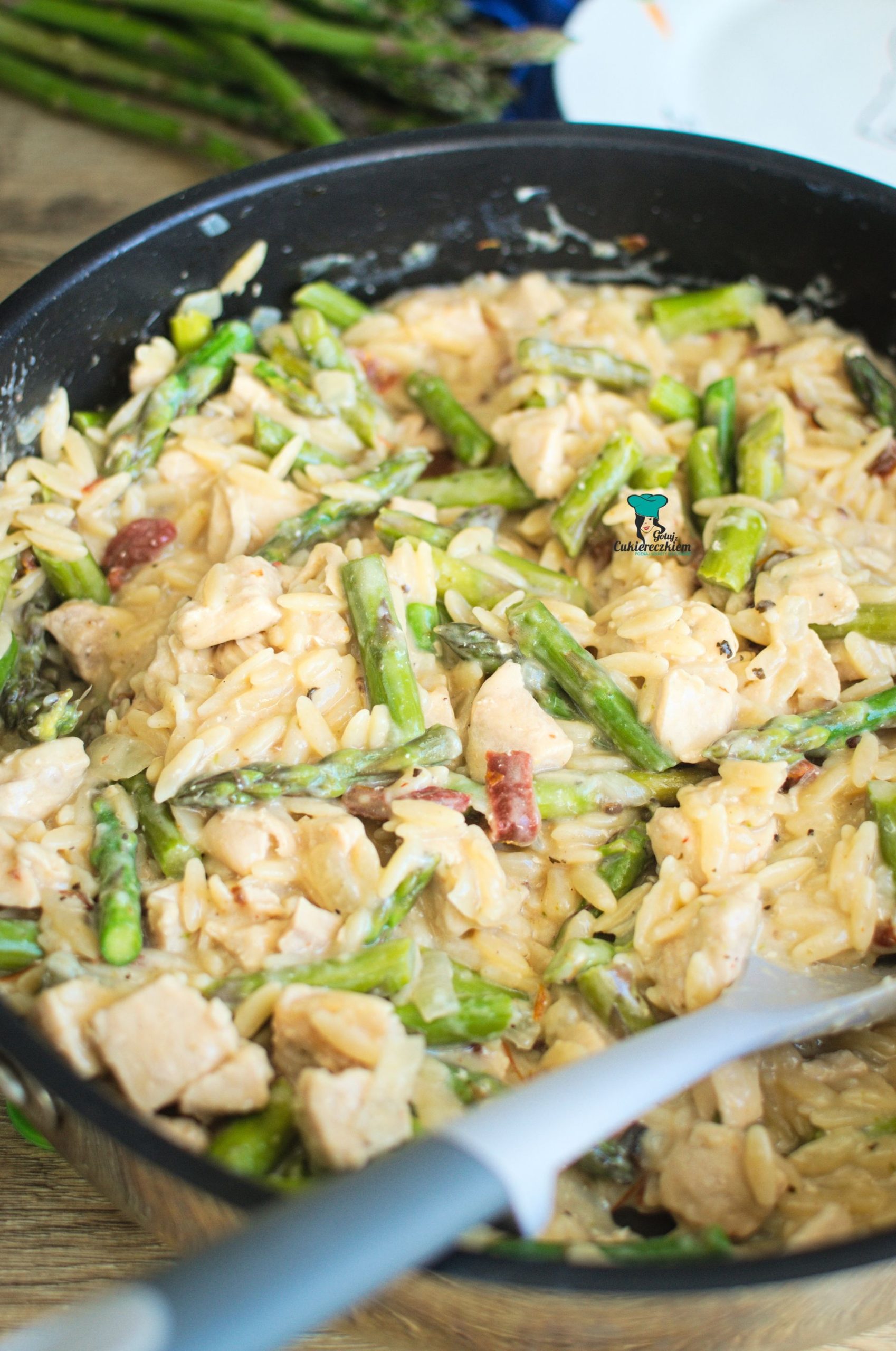 Makaron orzo ze szparagami i kurczakiem