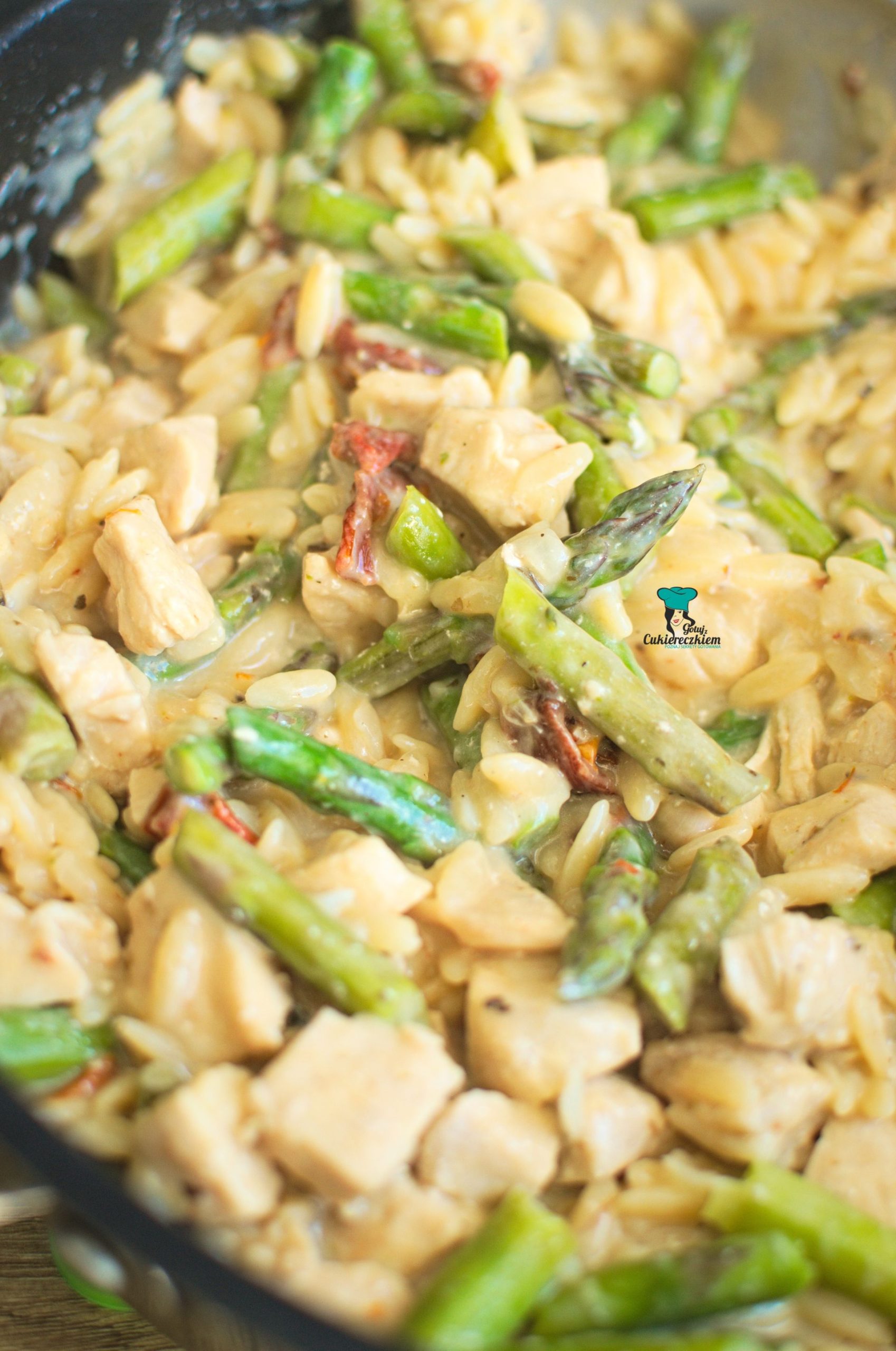 Makaron orzo ze szparagami i kurczakiem