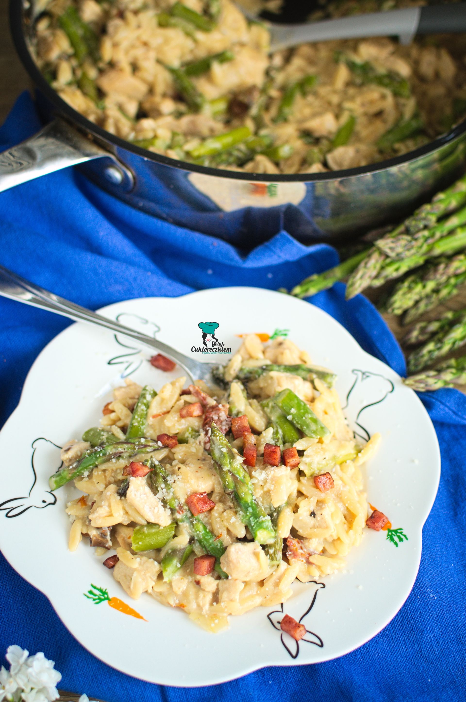 Makaron orzo ze szparagami i kurczakiem