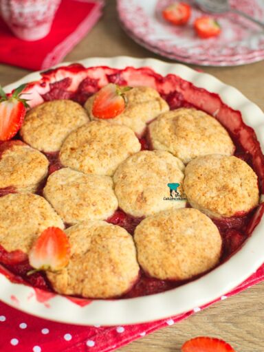 Cobbler z truskawkami i malinami