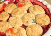 Cobbler z truskawkami i malinami