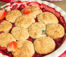 Cobbler z truskawkami i malinami